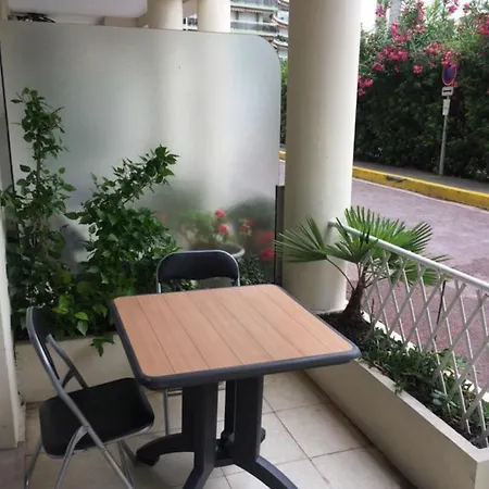 Apartment T2 Climatise A Proximite Immediate Des Plages De Les Pins