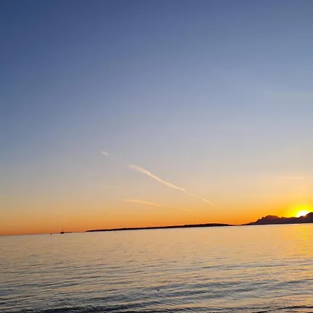 T2 Climatise A Proximite Immediate Des Plages De Les Pins *